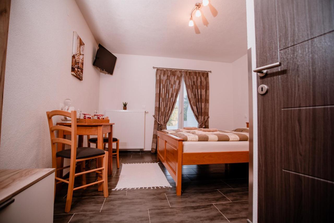 House Karakas Hotel Korenica Ngoại thất bức ảnh